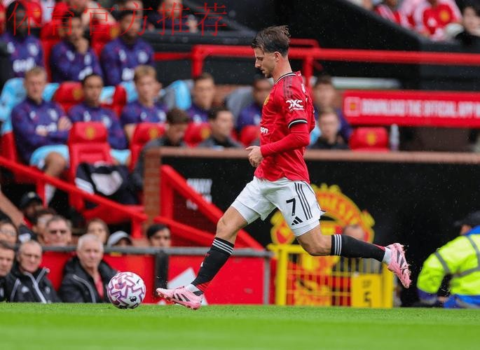 战平伯恩茅斯后曼联球员离场时，球迷报以热烈掌声